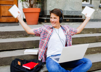 Flying Home on a Student Budget: Booking Tips That Actually Work