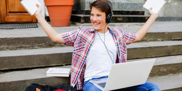 Flying Home on a Student Budget: Booking Tips That Actually Work